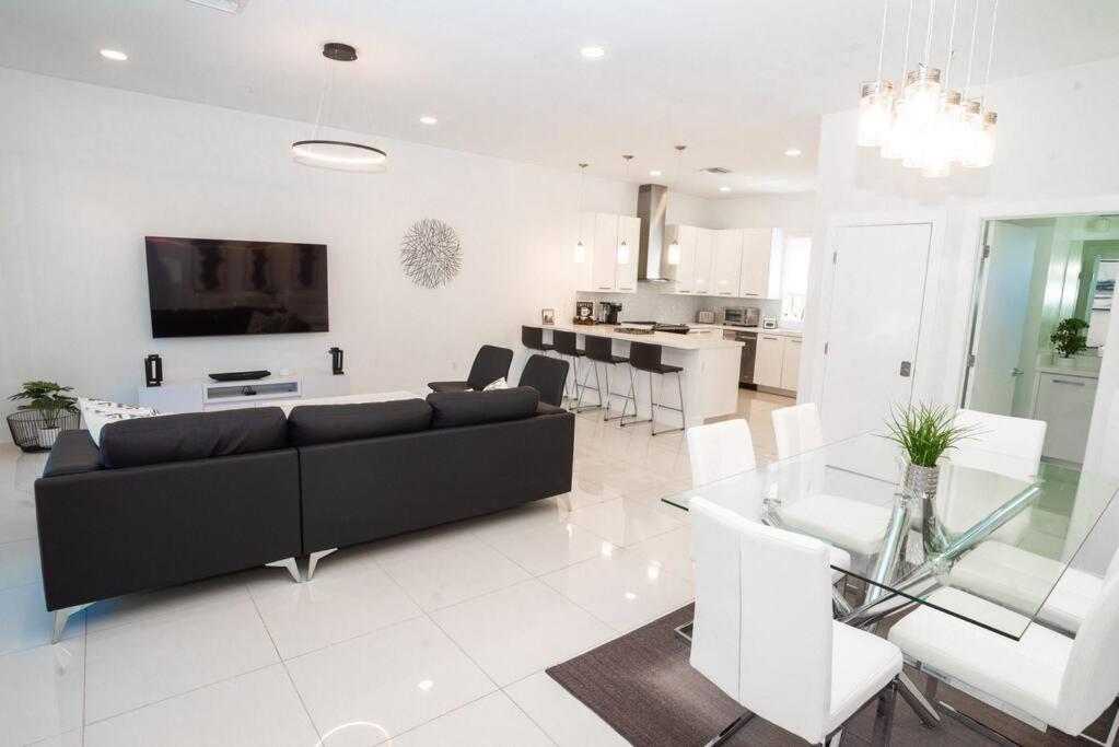 Across The Ocean Few Steps To Beach Contemporary Three Bedroom Townhouse Pompano Beach Exteriér fotografie