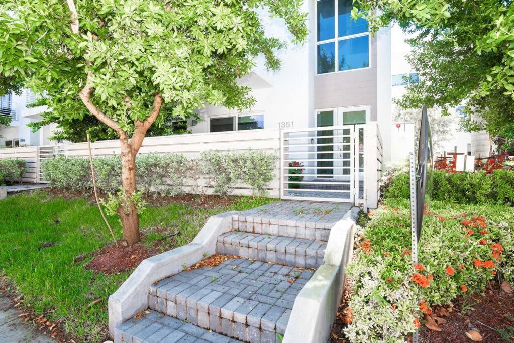 Across The Ocean Few Steps To Beach Contemporary Three Bedroom Townhouse Pompano Beach Exteriér fotografie