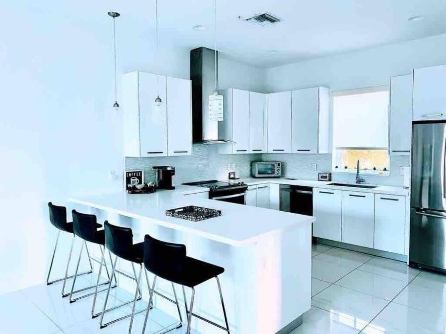 Across The Ocean Few Steps To Beach Contemporary Three Bedroom Townhouse Pompano Beach Exteriér fotografie