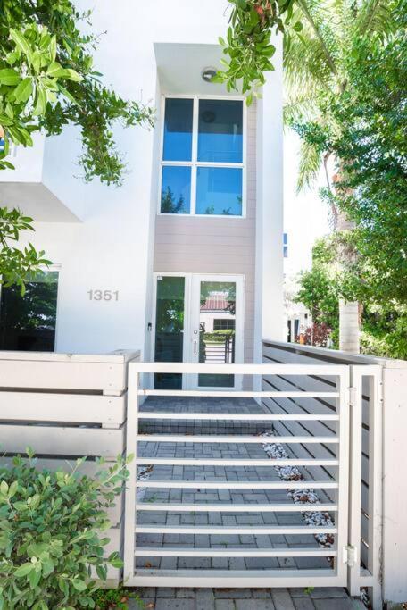 Across The Ocean Few Steps To Beach Contemporary Three Bedroom Townhouse Pompano Beach Exteriér fotografie