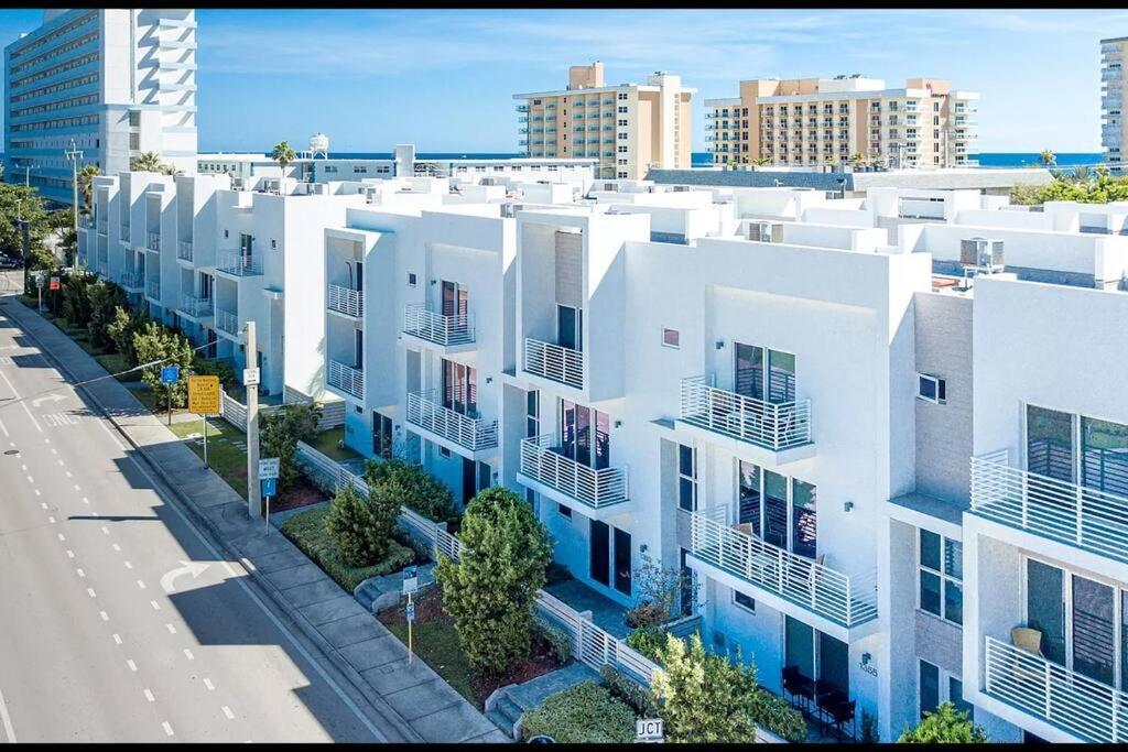 Across The Ocean Few Steps To Beach Contemporary Three Bedroom Townhouse Pompano Beach Exteriér fotografie